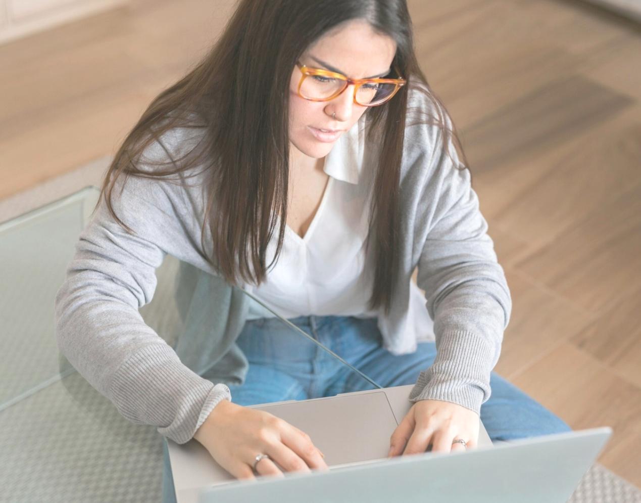 Profesionales analizando datos financieros y gráficos de mercado
