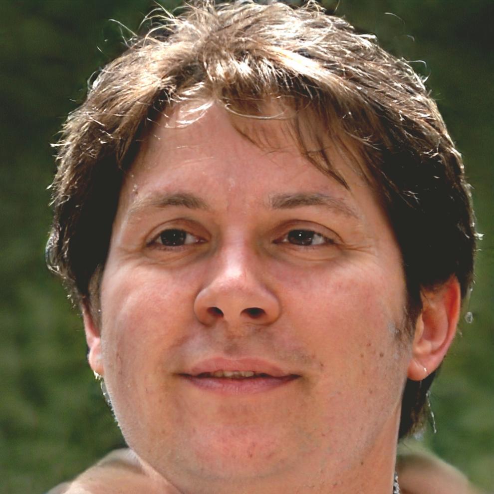 Adrián Elizalde, fundador de eoncamilora especializado en análisis competitivo
